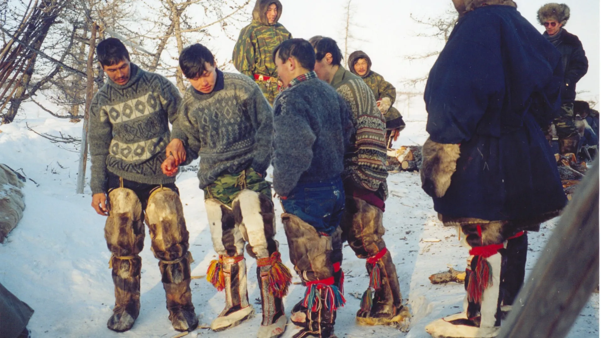 Жених и его друзья перед чумом невесты, 1990-е годы. Фото: предоставлено из личного архива Людмилы Липатовой