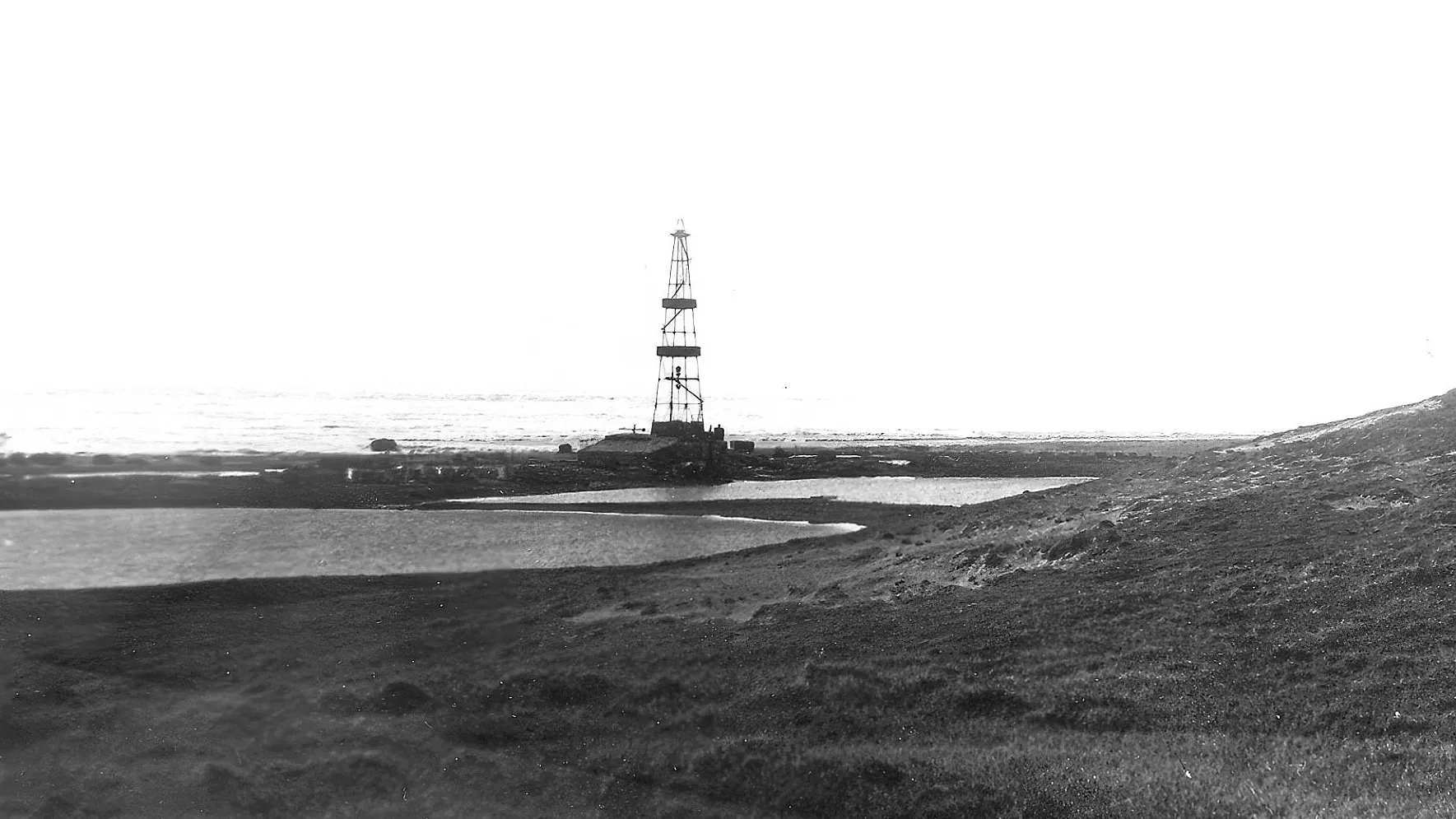 Самая первая скважина на Гыдане. На календаре июль, но море до сих пор оковано льдом, 1975 год. Фото: предоставлено из личного архива Владимира Зольникова