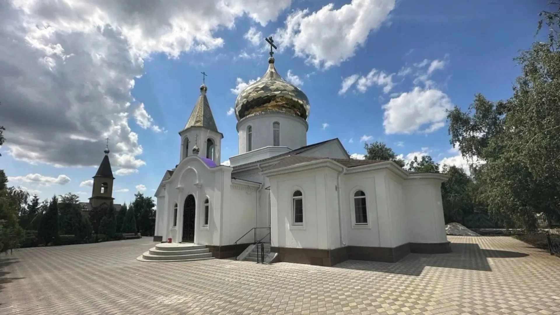 Храм в Волновахе готов на 90%. Вокруг храма и воскресной школы общей площадью более 600 м2 выполнено благоустройство. Художники завершают роспись помещений по эскизам в соответствии со старыми традициями храмовой живописи Русской Православной Церкви.Фото: предоставлено пресс-службой губернатора ЯНАО.