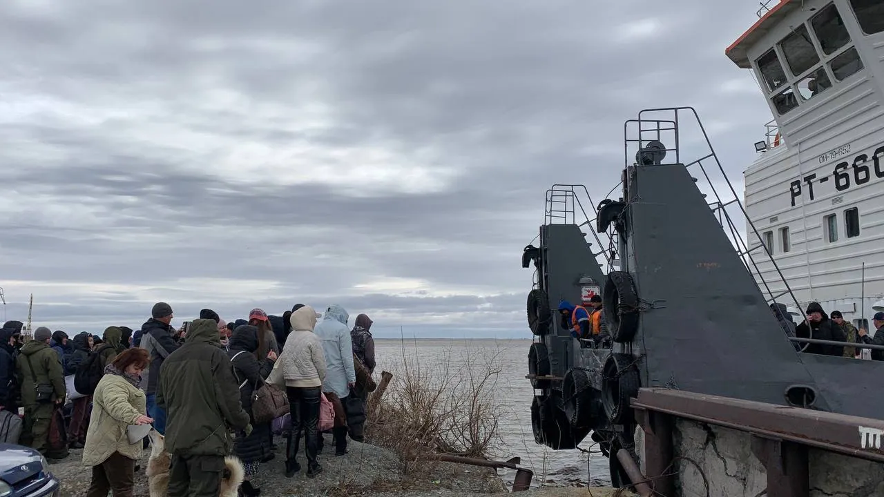 Пока не ходят паромы и отменены вертолёты, на выручку людям пришли речники. Фото: Юлия Чудинова