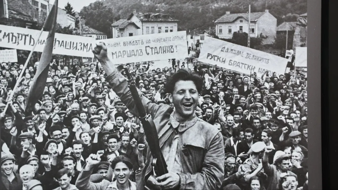 Фотография Евгения Халдея «Ликующая Болгария» сделана осенью 1944 года в городе Ловеч, жители которого праздновали освобождение от немецких захватчиков. Фото с выставки: Андрей Ткачёв / «Ямал-Медиа»