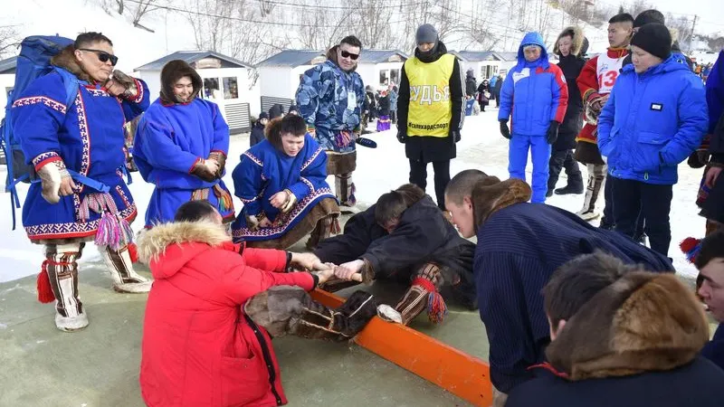 В перетягивании палки оленеводы проверяют физическую силу. Фото: Андрей Ткачёв / «Ямал-Медиа»