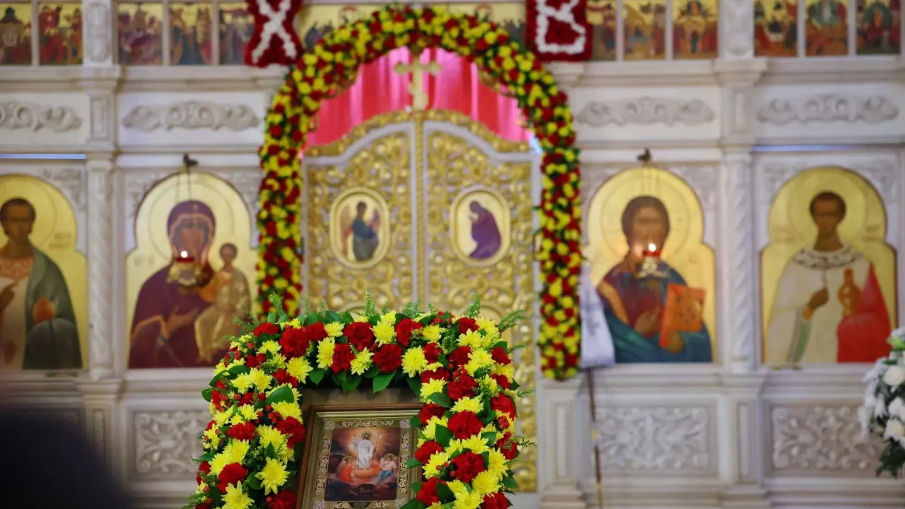 Храм празднично украшен цветочными композициями. Фото: Андрей Ткачёв / "Ямал-Медиа"