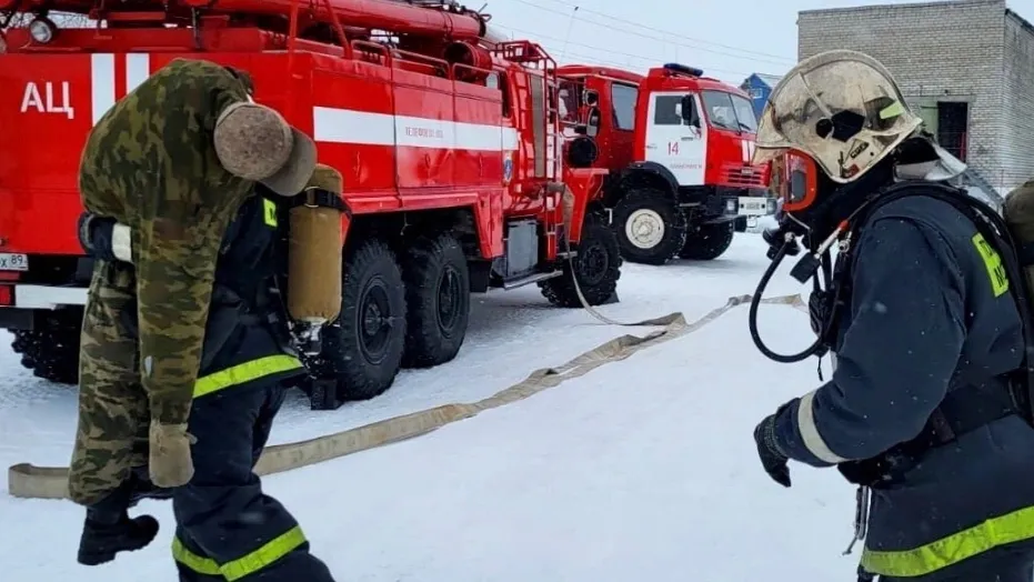 Пожарные потренируются выносить людей из зоны опасности. Фото: vk.com/gumchsyanao