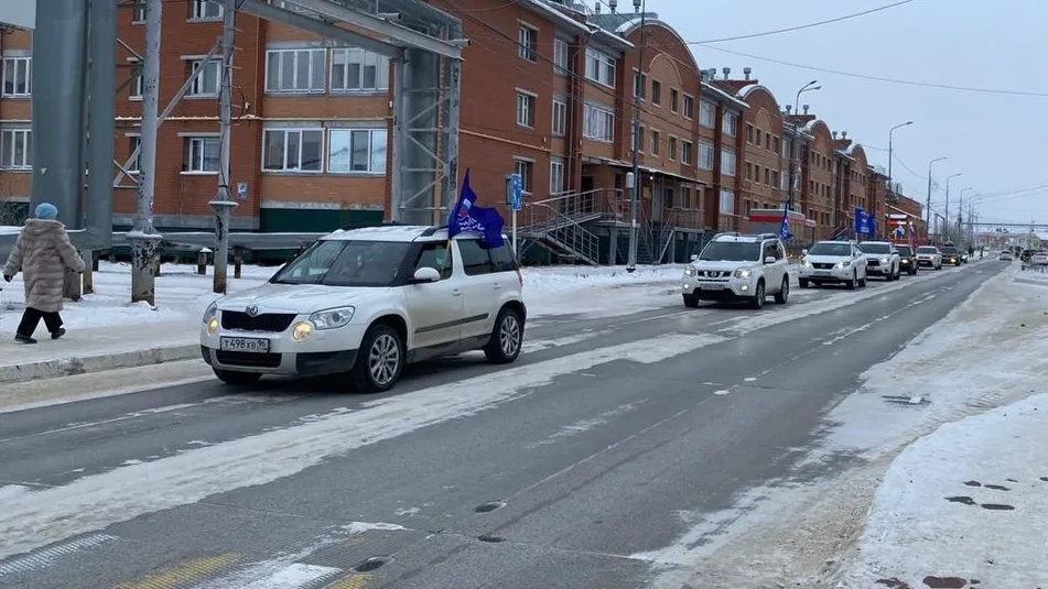 В райцентре прошел праздничный автопробег. Фото: Анастасия Ульянова / «Ямал-Медиа»