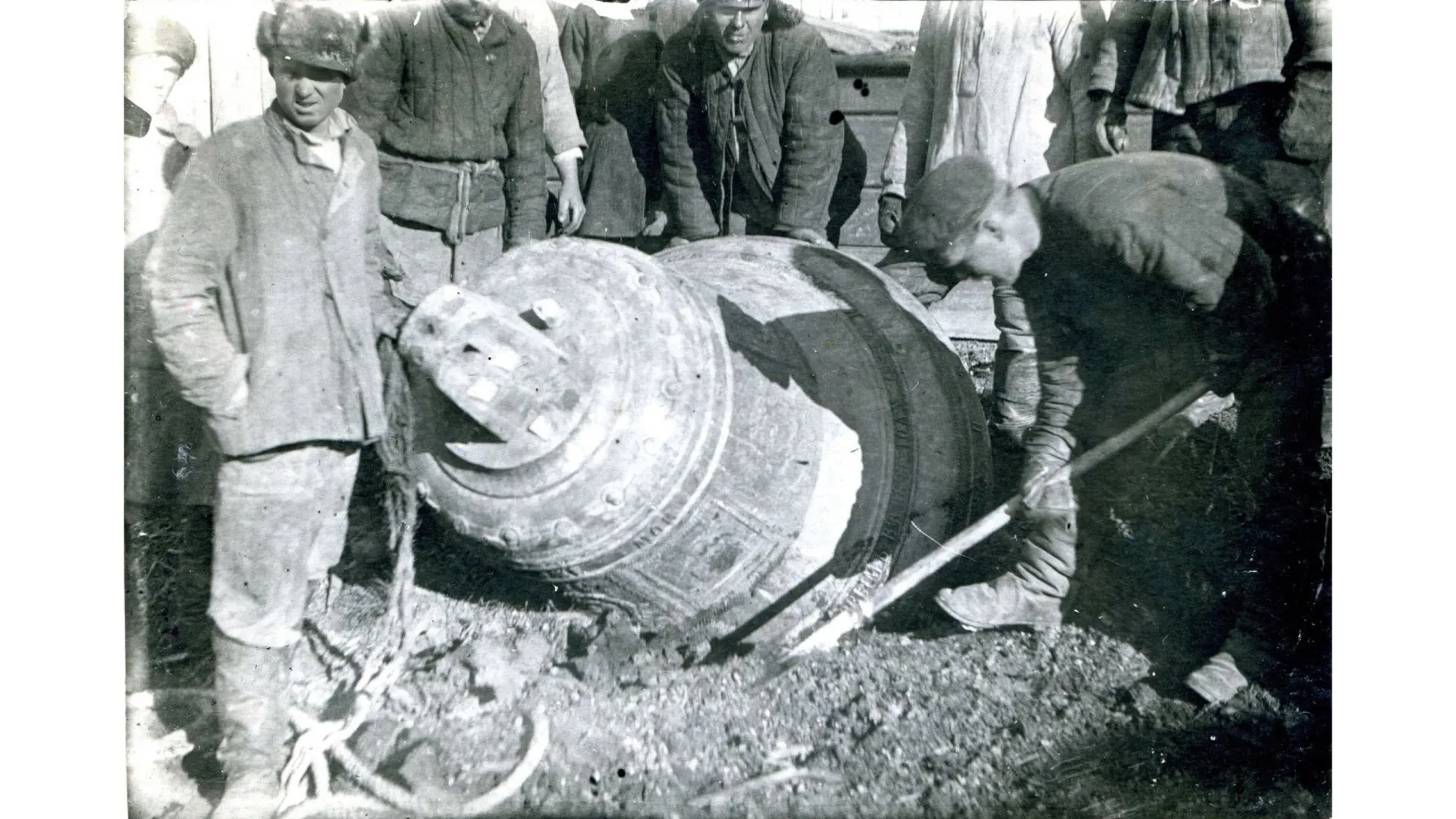 Снятие большого колокола с церкви. Обдорск, 1926 год. Фото: Владимир Евладов / предоставлено из фондов МВК имени И.С. Шемановского