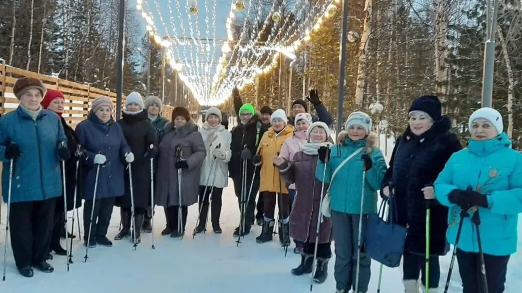 Активисты клуба готовы всех увлечь скандинавской ходьбой. Фото: предоставлено Советом ветеранов Пуровского района