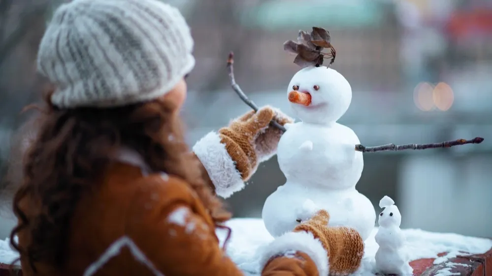 Участники конкурса с азартом принялись лепить снеговиков. Фото: Alliance Images / shutterstock.com / Fotodom