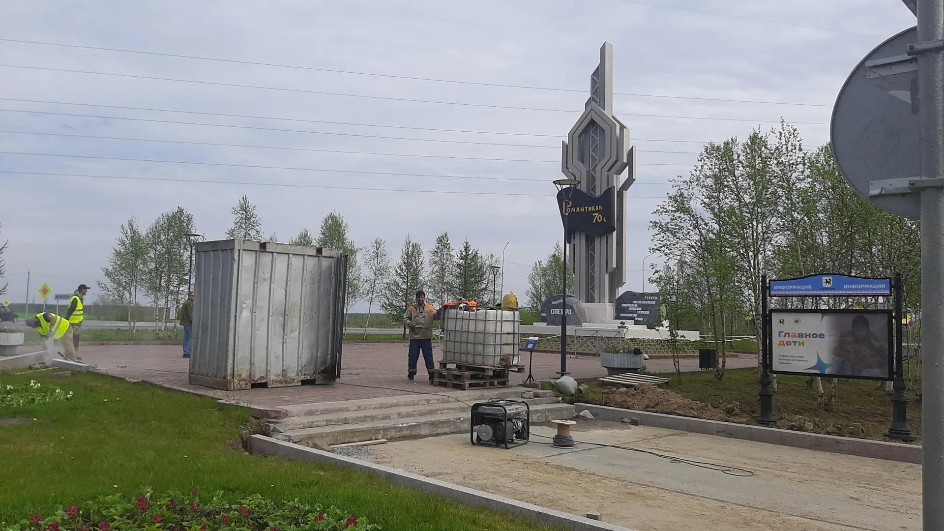 Вскоре вокруг стелы раскинется полноценный парк. Фото: Марина Подгорная / АНО "Ямал-Медиа"