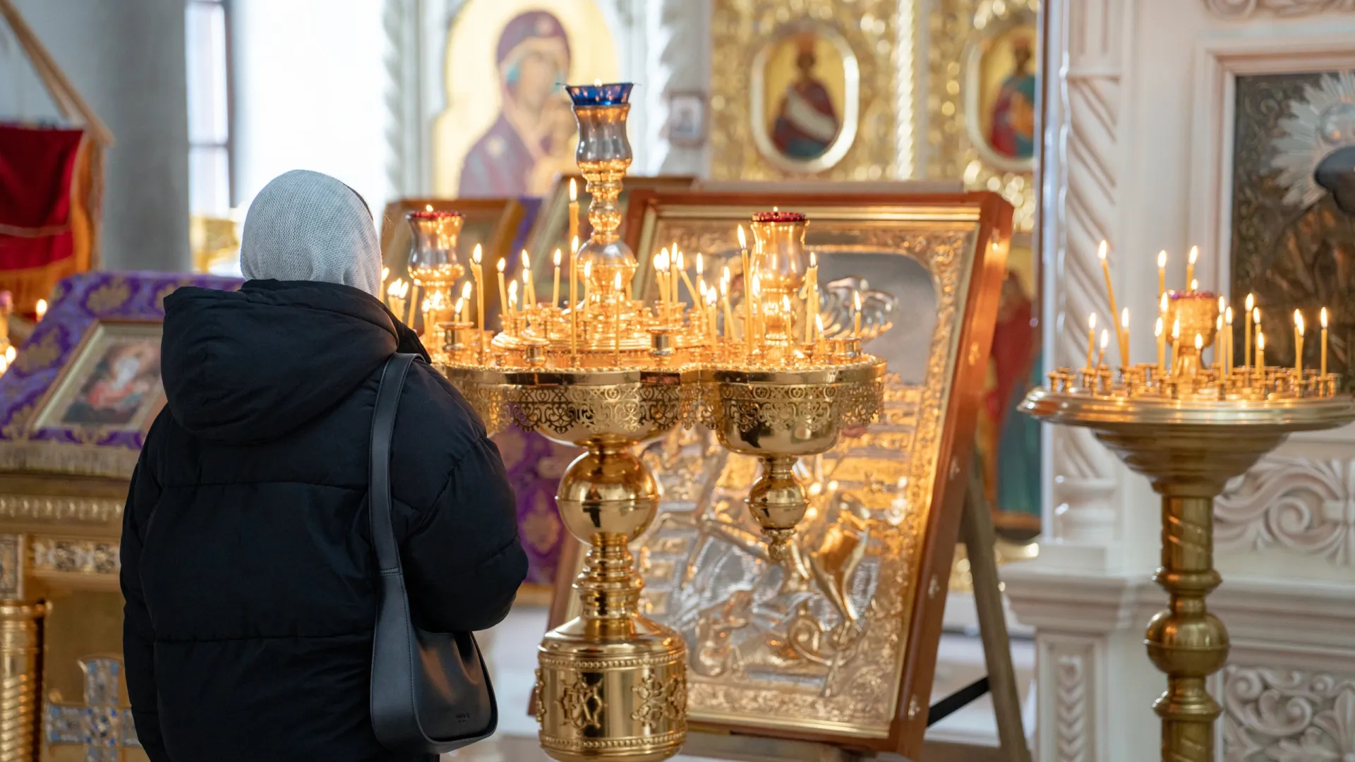 В Петров день верующие посещают храмы. Фото: Сергей Зубков / АНО «Ямал-Медиа»