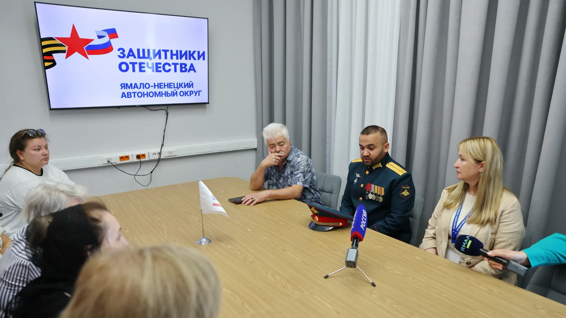 Родители и супруги военнослужащих задавали Бахрому Мубаширову много вопросов о социальной помощи. Фото: Андрей Ткачёв / «Ямал-Медиа»