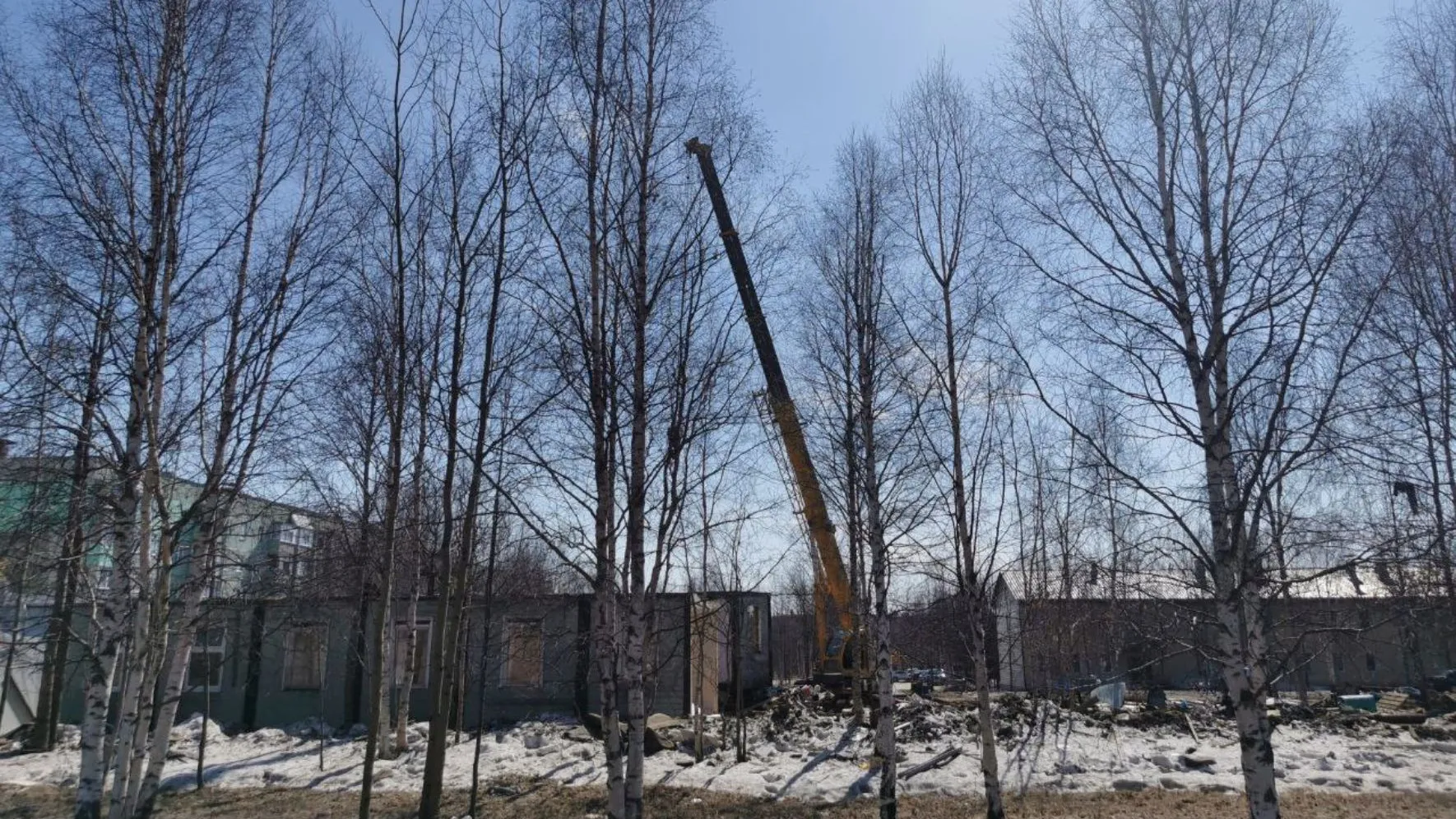 Старый дом в Ноябрьске после сноса отправят в шредер на утилизацию. Фото: администрация Ноябрьска, Telegram