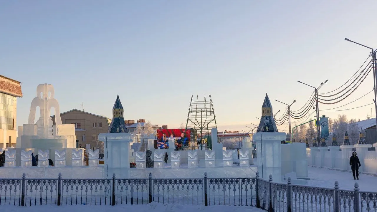 У «Геолога» ледяной городок почти готов. Осталось лишь елку собрать. Фото: t.me/Kolodin89/1940