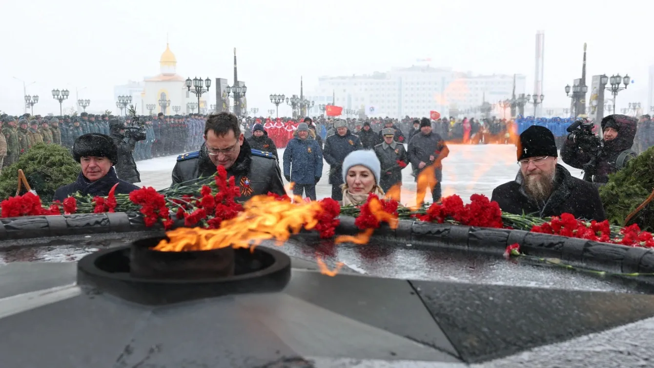 День Победы на Ямале прошел не только со слезами на глазах, но и со снегом и ветром. Фото: Андрей Ткачёв / «Ямал-Медиа»