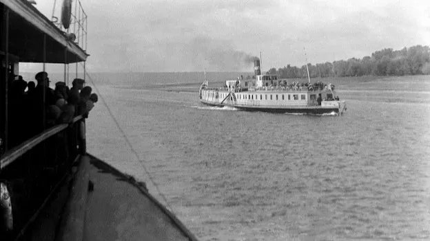 Встреча пароходов на Оби, 1928 год. Фото Евладова на выставке «Осколки хрупкой памяти» с сайта МВК имени И. С. Шемановского