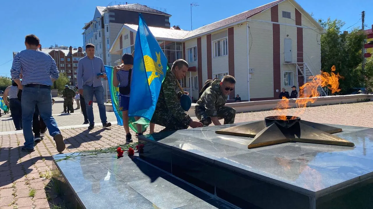 Десантники возложили цветы к Вечному огню. Фото: Юлия Власова