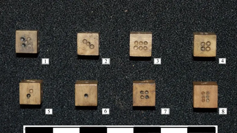 Кубики игральные из Мангазеи. Фото предоставлено Светланой Пархимович из архива НПО «Северная археология-1»