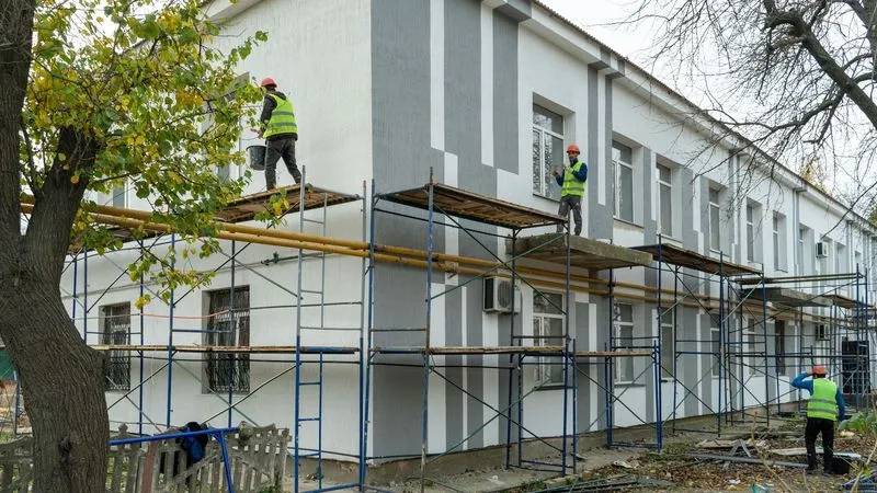 Ямал восстанавливает в подшефной Волновахе здания и дороги, налаживает транспортное сообщение. Фото: Тимур Ахмедов / "Ямал-Медиа"