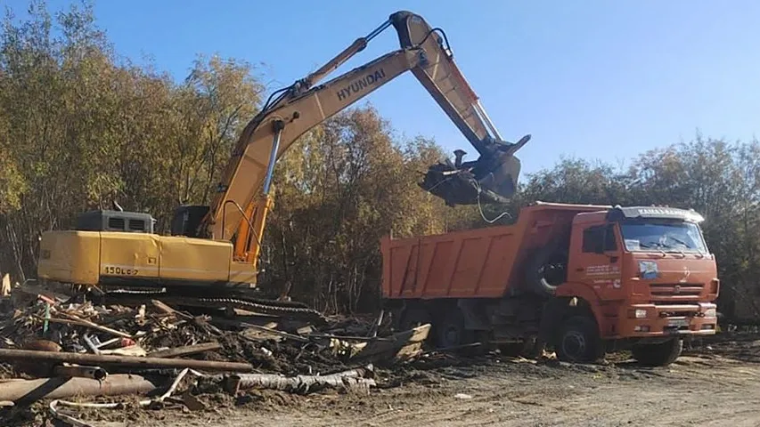 К концу года должны вывезти на свалку 57 разобранных строений. Фото: vk.com/lbt_yanao_ru