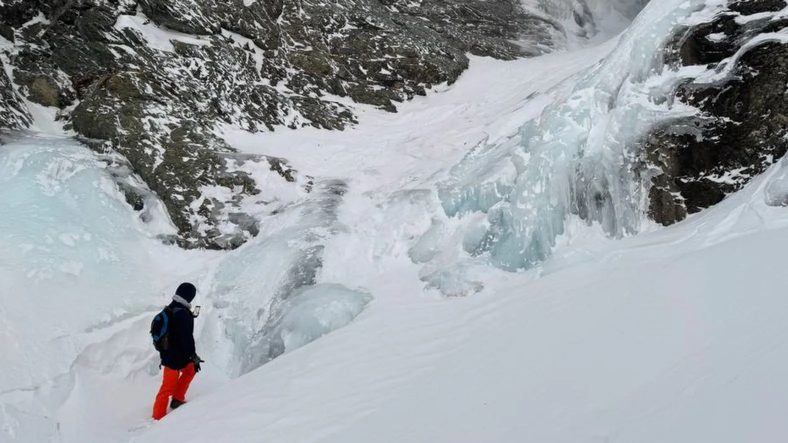 Замерзший водопад на Полярном Урале. Фото: предоставлено из личного архива Артёма Рындевича