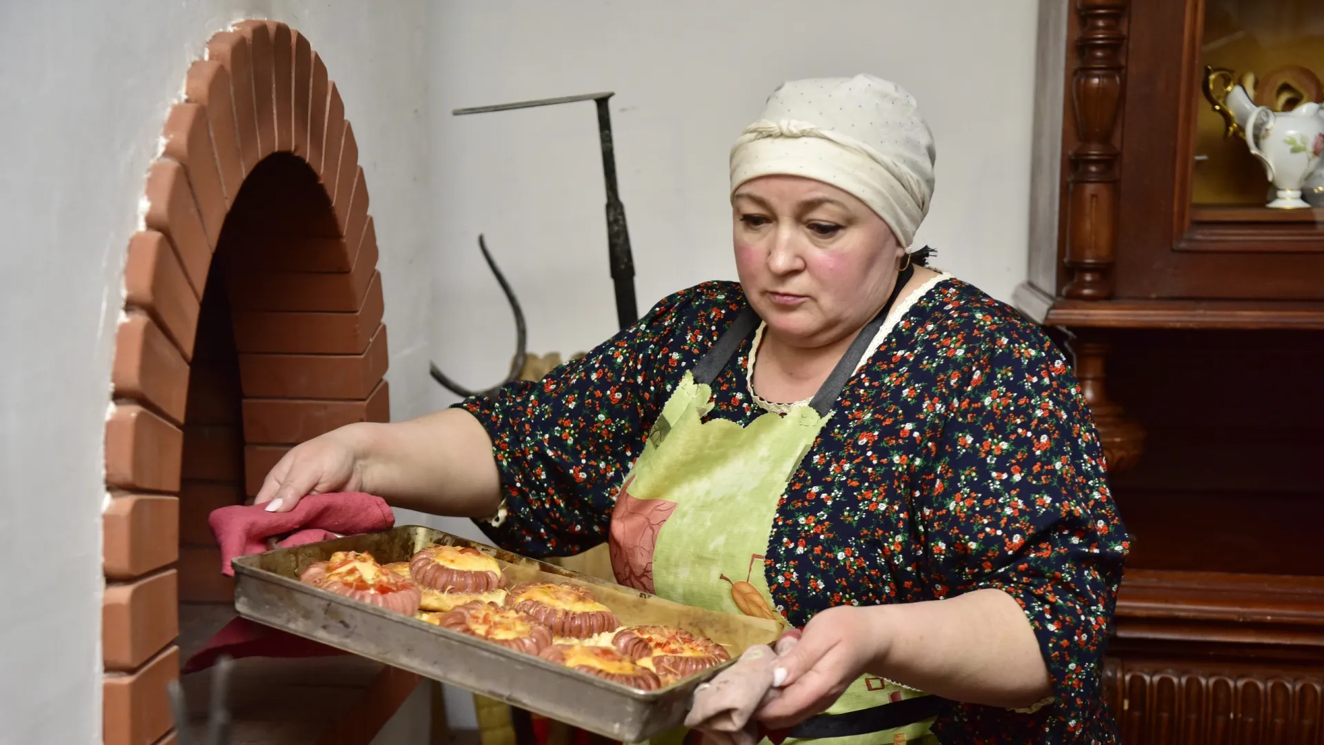 Не секрет, что в русской печи получаются самые вкусные блюда. Фото: Андрей Ткачёв / «Ямал-Медиа»