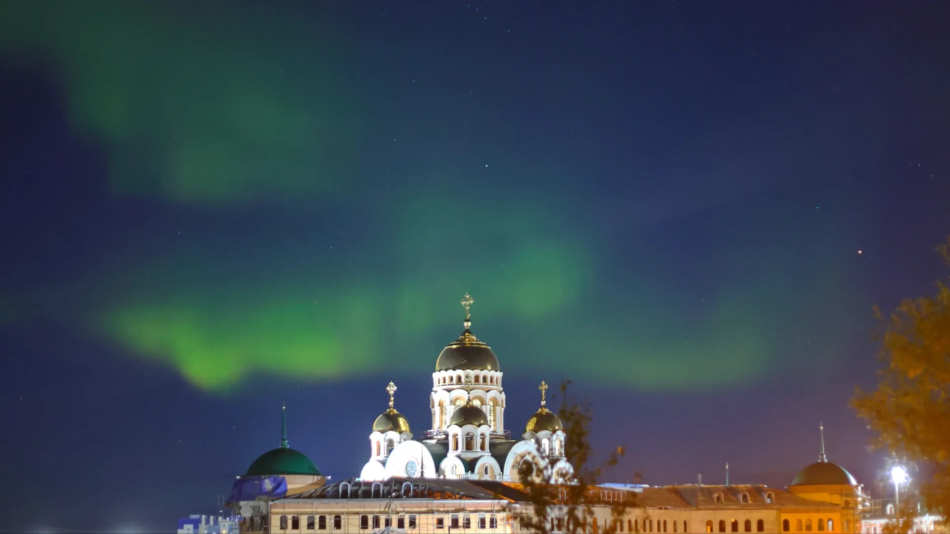 Северное сияние заметно и в самом Салехарде. Фото: Андрей Ткачев / «Ямал-Медиа»