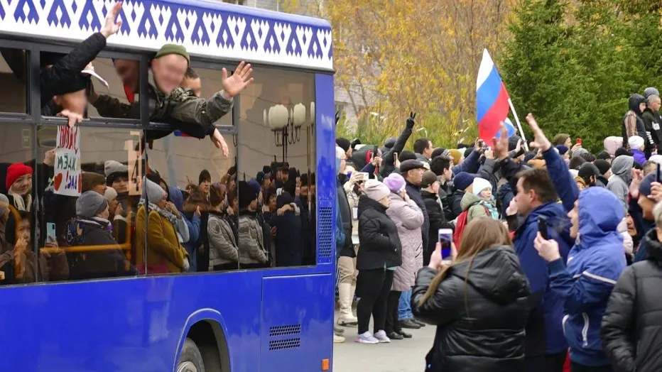 Салехард. Семьи мобилизованных провожают защитников Родины. Фото: Андрей Ткачев/Ямал-Медиа