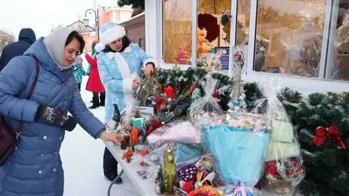 На новогодней ярмарке чего только нет! Фото: Василий Петров / «Ямал-Медиа». 