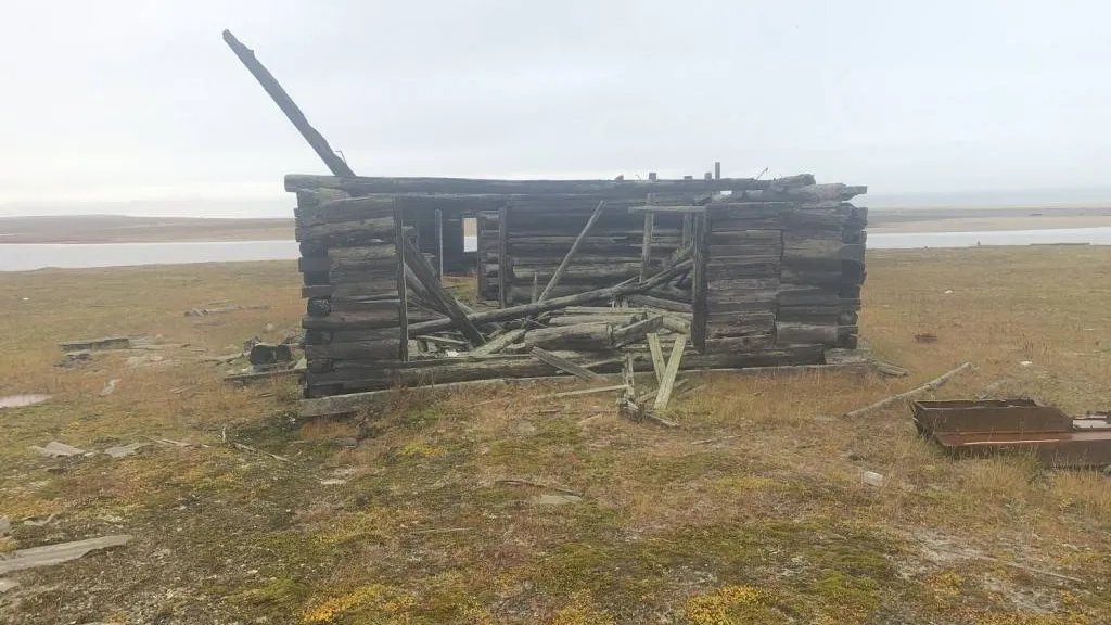 Остановка на ночлег в полуразрушенной избе. Фото: личная страница Сергея Кутасова, «ВКонтакте»