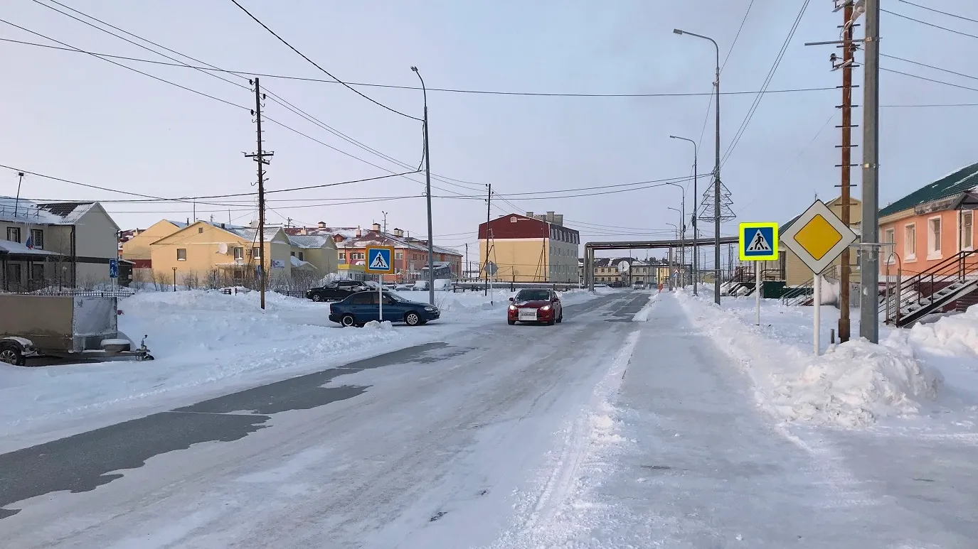 Улицу Дорожная в Тазовском расширят с трёх до четырёх плит. Фото: Анастасия Ульянова / КРАСНЫЙ СЕВЕР