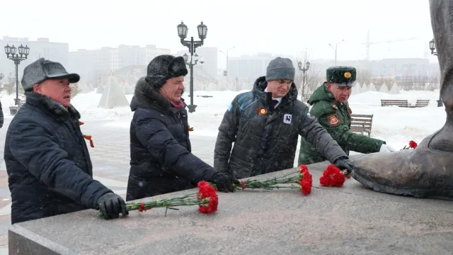 Алексей Титовский принял участие в церемонии возложения цветов. Фото: Андрей Ткачёв / «Ямал-Медиа»