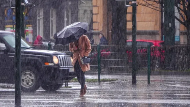 Во время шторма жителям региона следует быть предельно внимательными. Фото: Aliaksander Karankevich/Shutterstock/ФОТОДОМ