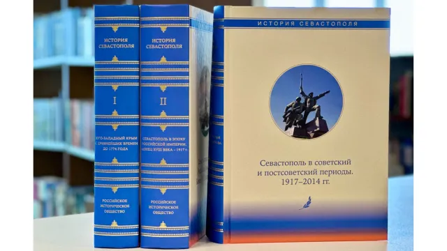 Три тома научного издания  пополнили фонды Национальной библиотеки ЯНАО. Фото: Екатерина Юхник / предоставлено Национальной библиотекой ЯНАО