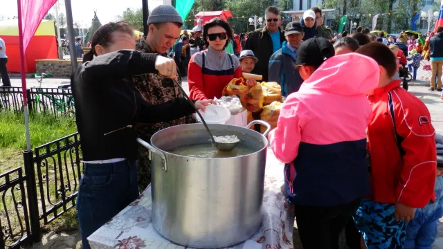 На празднике всегда раздают бесплатную уху всем желающим. Фото: Владимир Ганчерко / "Ямал-Медиа"