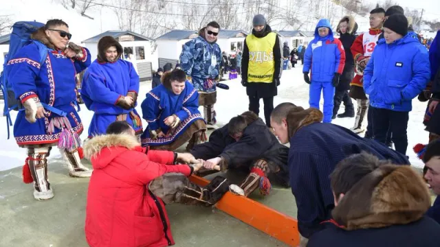 В перетягивании палки оленеводы проверяют физическую силу. Фото: Андрей Ткачёв / «Ямал-Медиа»