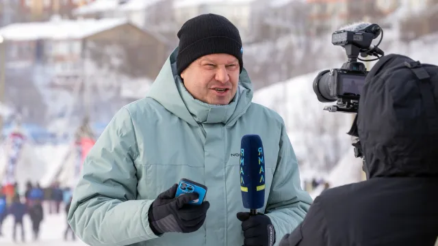 В Салехарде Дмитрий Губерниев впервые комментировал заезды на оленьих упряжках. Фото: Фёдор Воронов / «Ямал-Медиа»