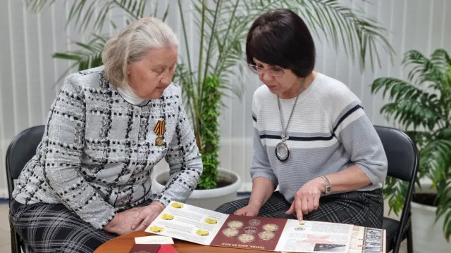 Валентина Минина передала в дар памятную медаль «Дети Великой Отечественной войны». Фото: предоставлено МБУК ПРИКМ филиал поселка Ханымей