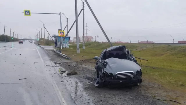 Находившихся в покорёженном «Hyundai» госпитализировали. Фото: предоставлено УГИБДД по ЯНАО