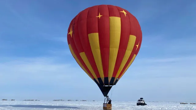 Всех желающих поднимали в праздничное небо. Фото: Анастасия Ульянова / "Ямал-Медиа"