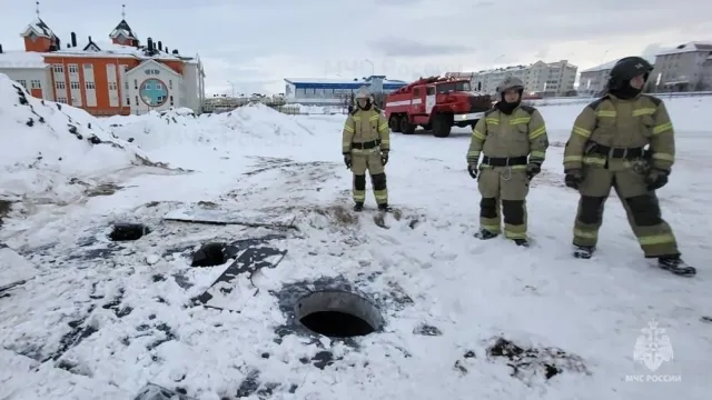 Спасатели помогли подростку выбраться из ловушки. Фото: предоставлено пресс-службой ГУ МЧС России по ЯНАО