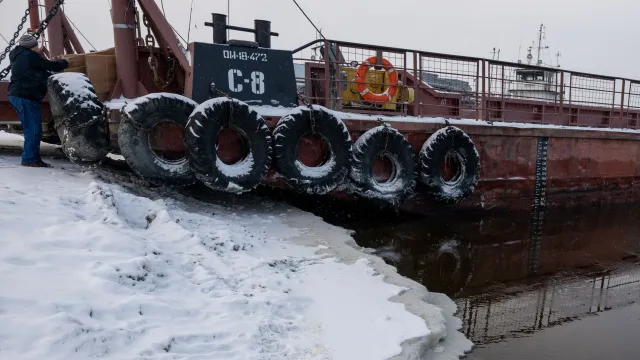 Паром между Салехардом и Приобьем не будет ходить в мае из-за задержки ледохода. Фото: Воронов Федор / АНО «Ямал-Медиа»