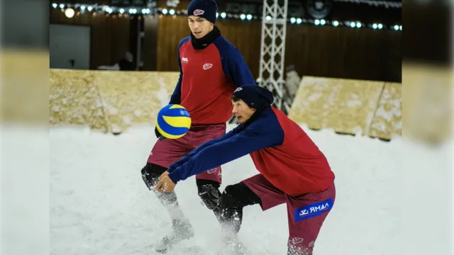 "Факел" тренируется на домашней площадке: свой корт, свой снег. Фото: vk.com/fakelvolley