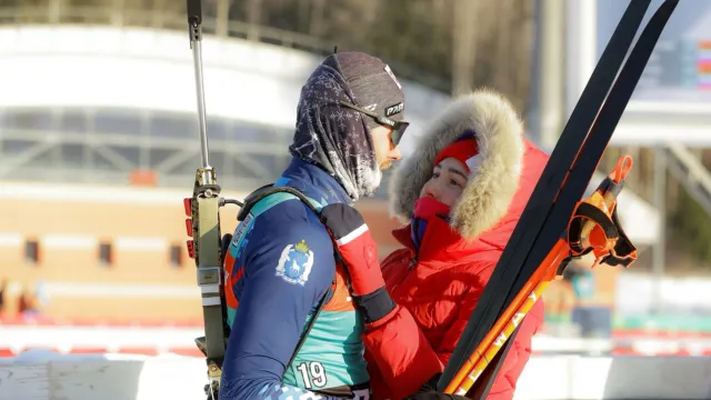 На финише Валерия Каюмова поздравила Рустама с серебряной наградой. Фото: Ольга Назарова / Белорусская федерация биатлона