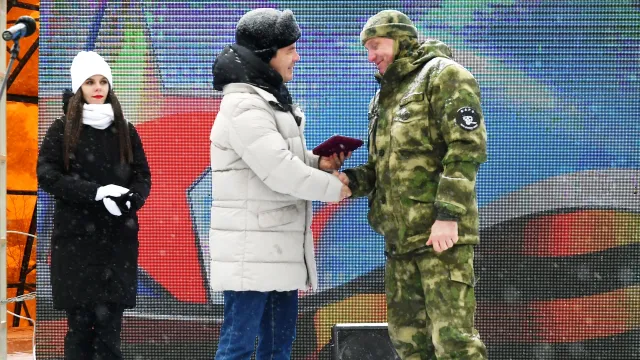 Митинг-концерт с награждением прошел в городском саду Салехарда. Фото: предоставлено пресс-службой губернатора ЯНАО