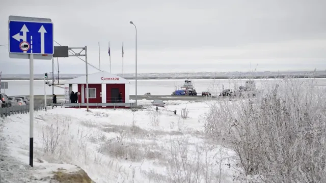 Работа паромной переправы завершается до следующего сезона. Фото: Андрей Ткачёв / "Ямал-Медиа"