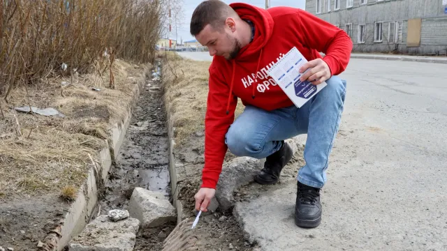 Ямальские активисты ОНФ осмотрели три участка перед ремонтом. Фото: Василий Петров / ИА "Север-Пресс"