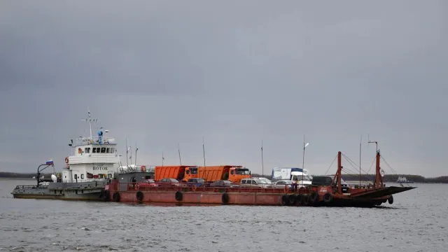 Долго ли ждать погрузки на паром - покажет счетчик на сайте дорожного ведомства. Фото: Андрей Ткачёв / "Ямал-Медиа"