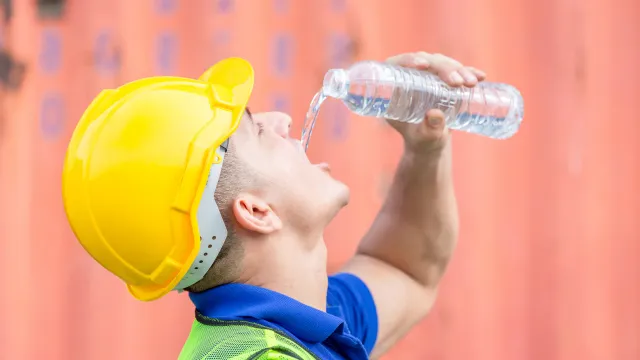 В жару не забывайте пить холодную воду! Фото: Blue Titan / Shutterstock / Fotodom