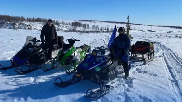 Ямальские путешественники все снаряжение, в том числе и горючее везут с собой на прицепах. Фото: архив Жанны Косых