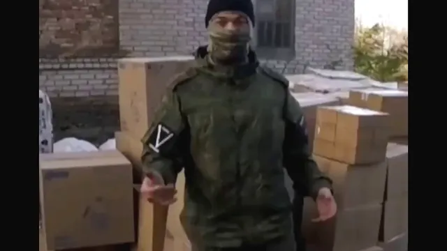 Ямальские военнослужащие рады получить подарки от земляков. Кадр из видео: t.me/yamal_reg